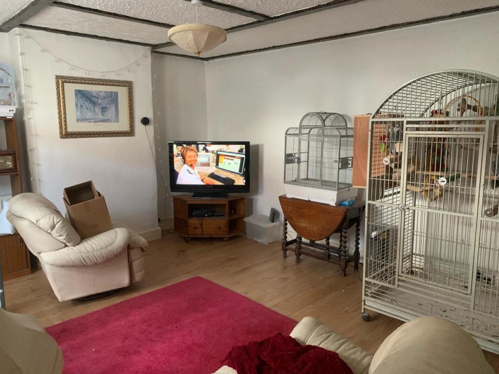 Lot: 23 - FREEHOLD BLOCK OF THREE FLATS FOR INVESTMENT - Basement living room